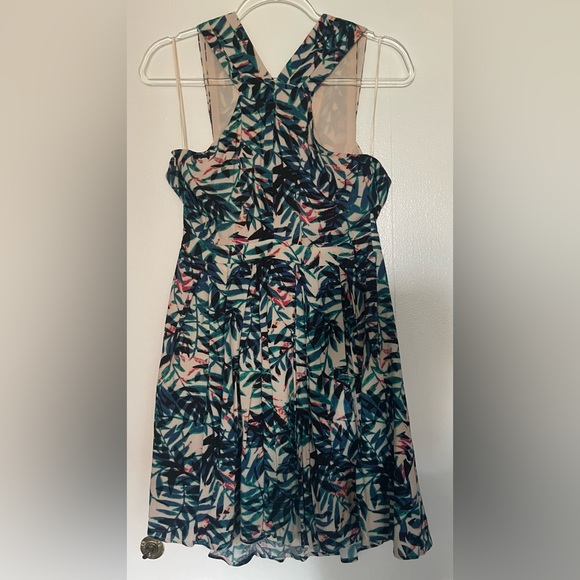 Flowy dress with palm/tropical pattern, hits above the knee - Picture 3 of 5